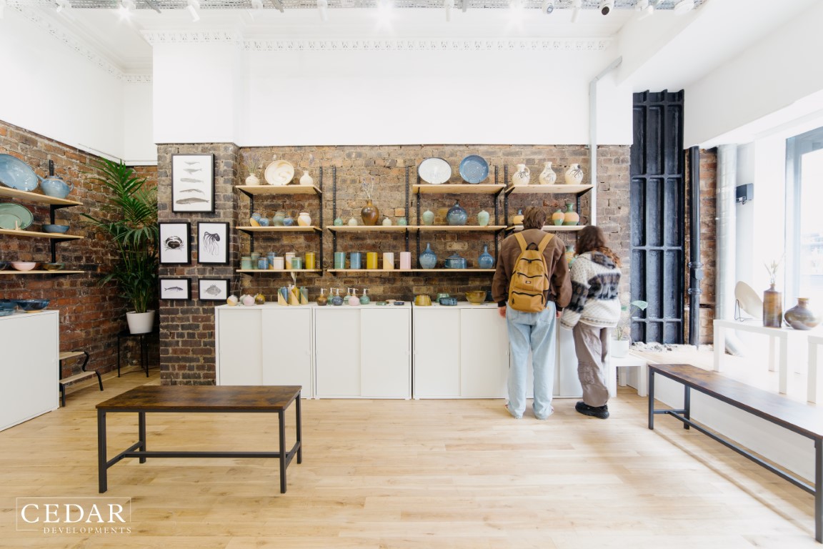 edinburgh-pottery-shop-display-with-couple-looking-at-products